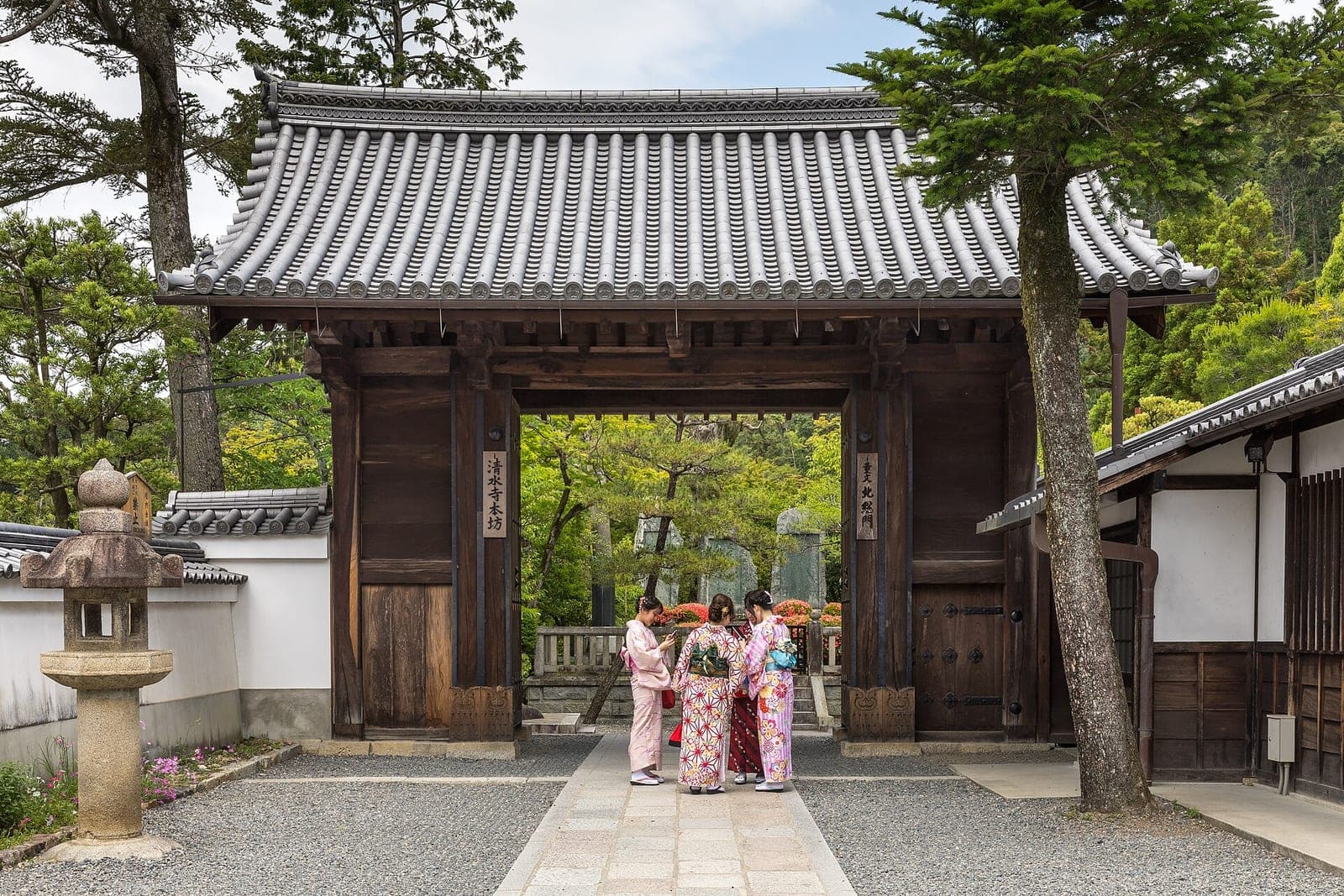 Visitors at the north gate of Kiyomizu-dera, Kyoto